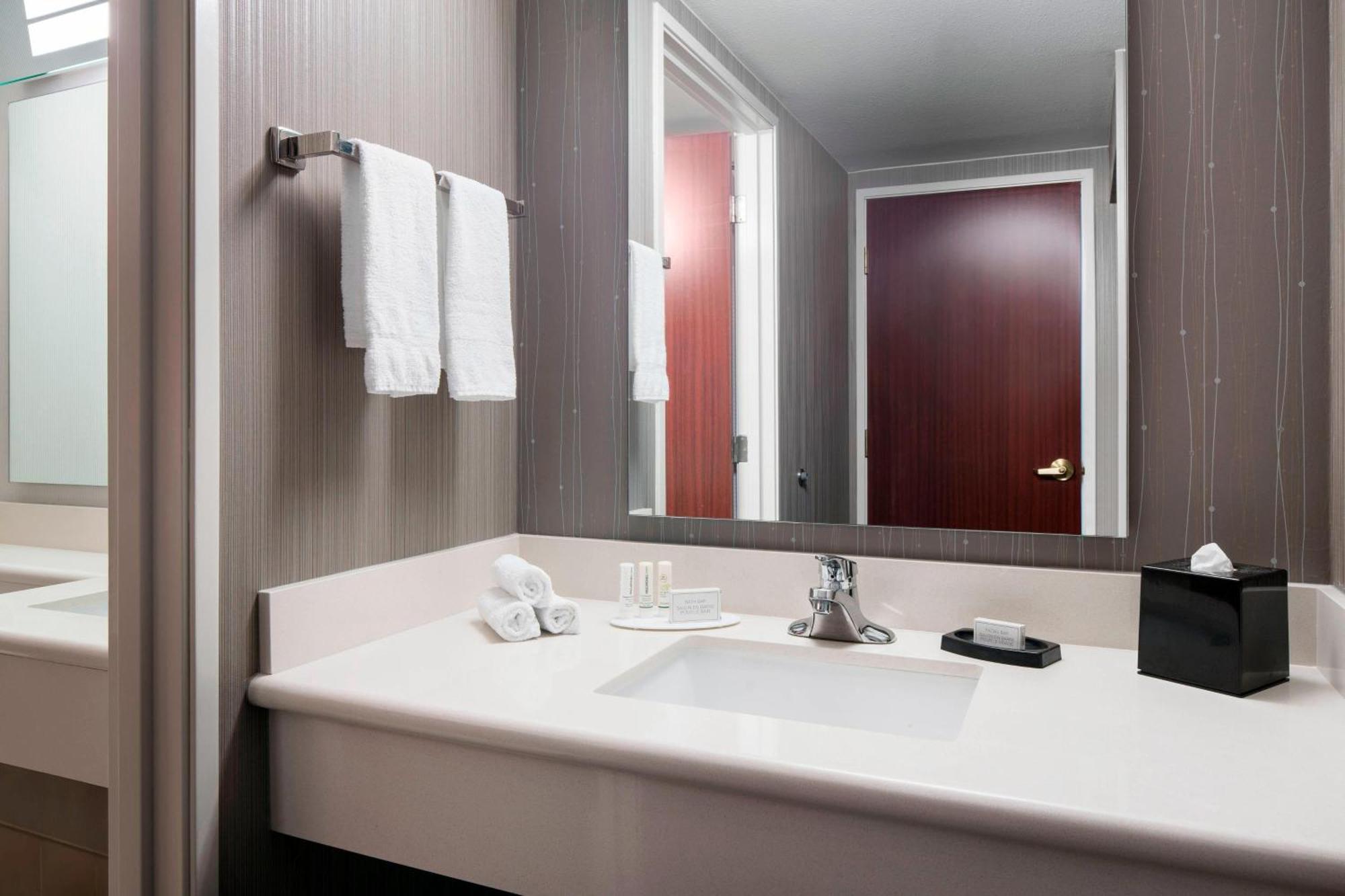 Courtyard By Marriott Seattle Federal Way Hotel Екстериор снимка