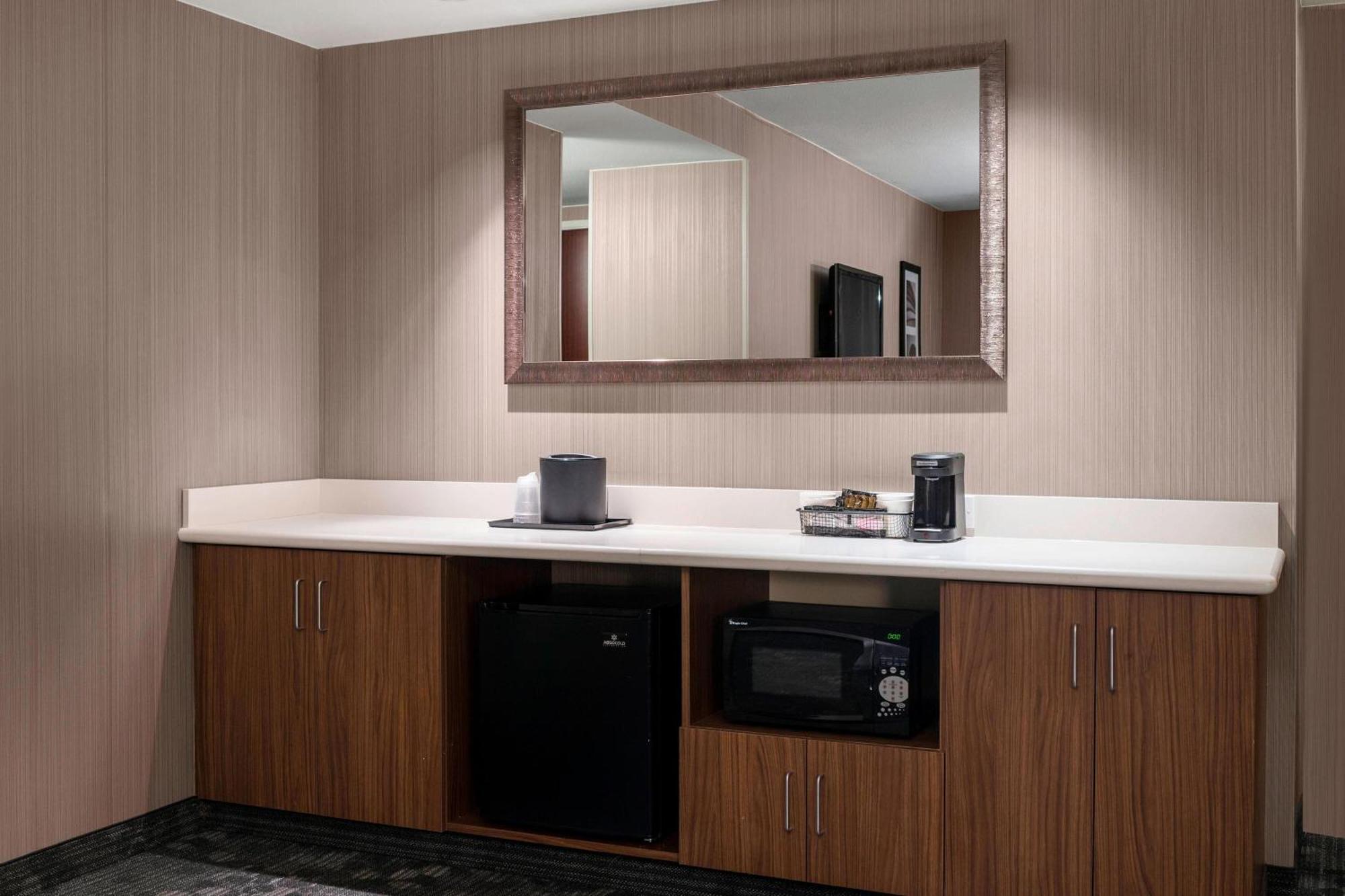 Courtyard By Marriott Seattle Federal Way Hotel Екстериор снимка